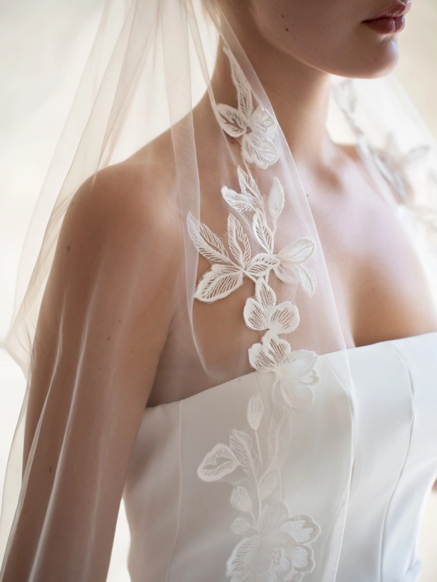 JULIE -  Hímzett virágszegélyes fátyol