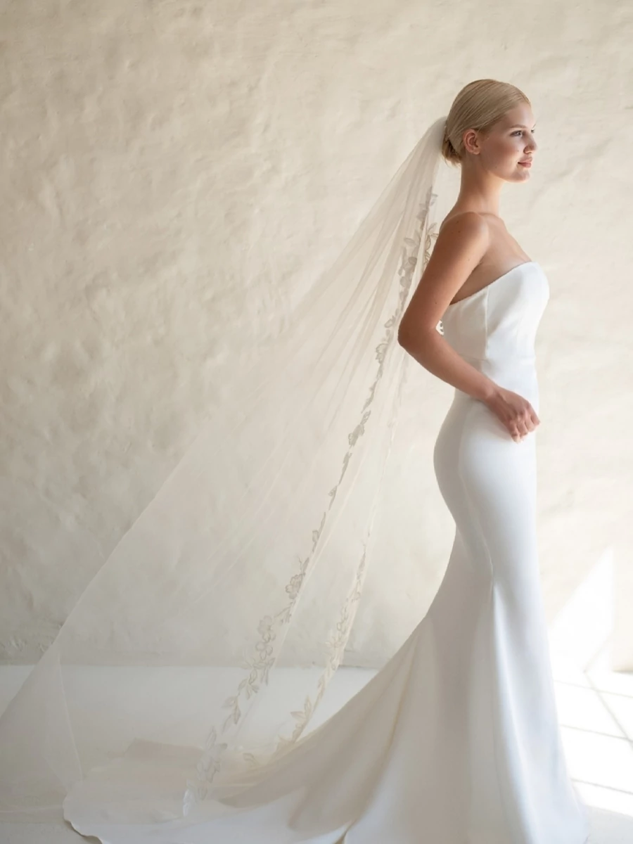 JULIE -  Hímzett virágszegélyes fátyol